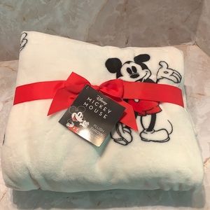 Disney: Mickey Mouse velvet soft throw blanket